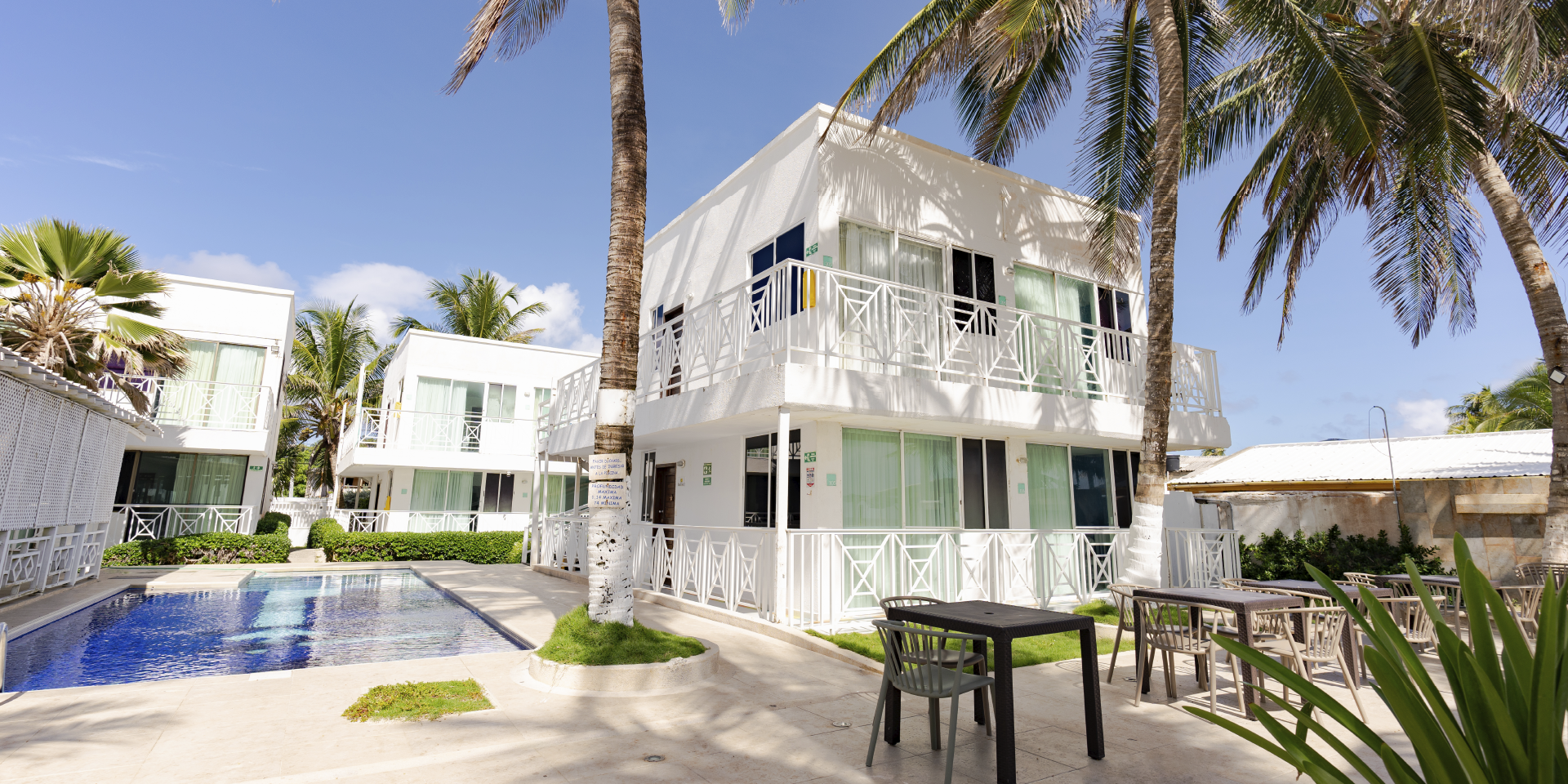 on-vacation-colombia-destino-nacional-san-andres-hotel-san-luis-piscina-vista-al-hotel